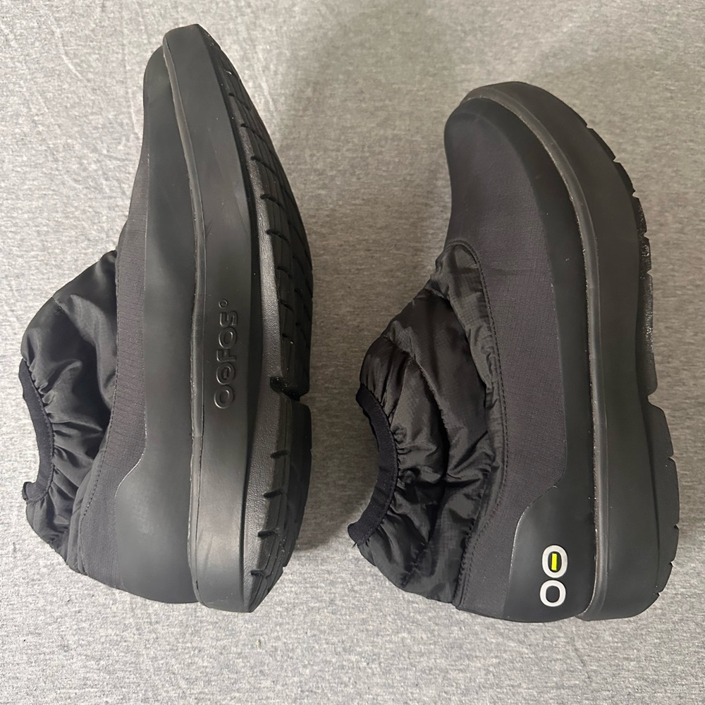 OOFOS women’s size 12 winter boots.
